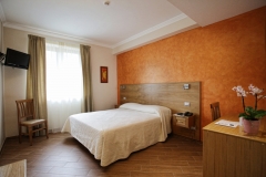 camera arancio hotel carpino